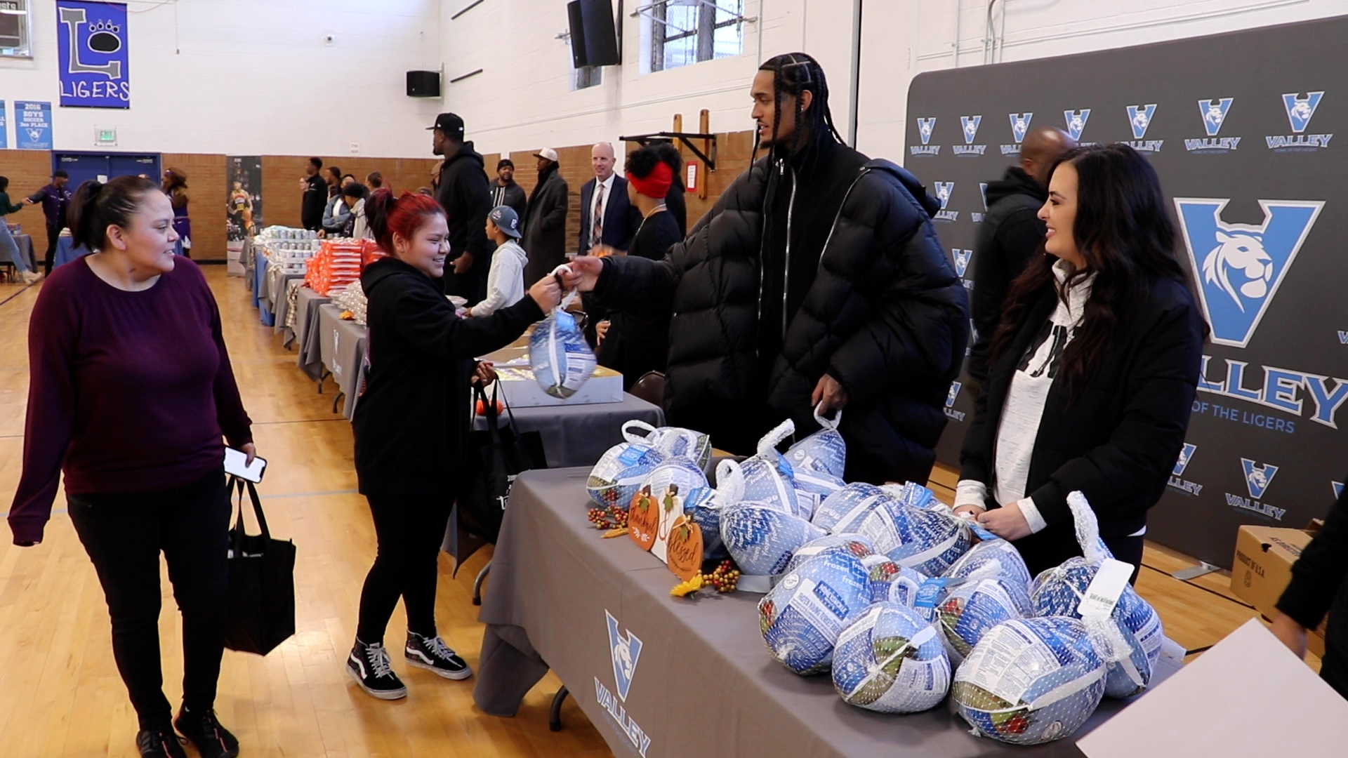 Jordan Clarkson and his JC Cares Foundation provide Thanksgiving meals for Valley Junior High families
